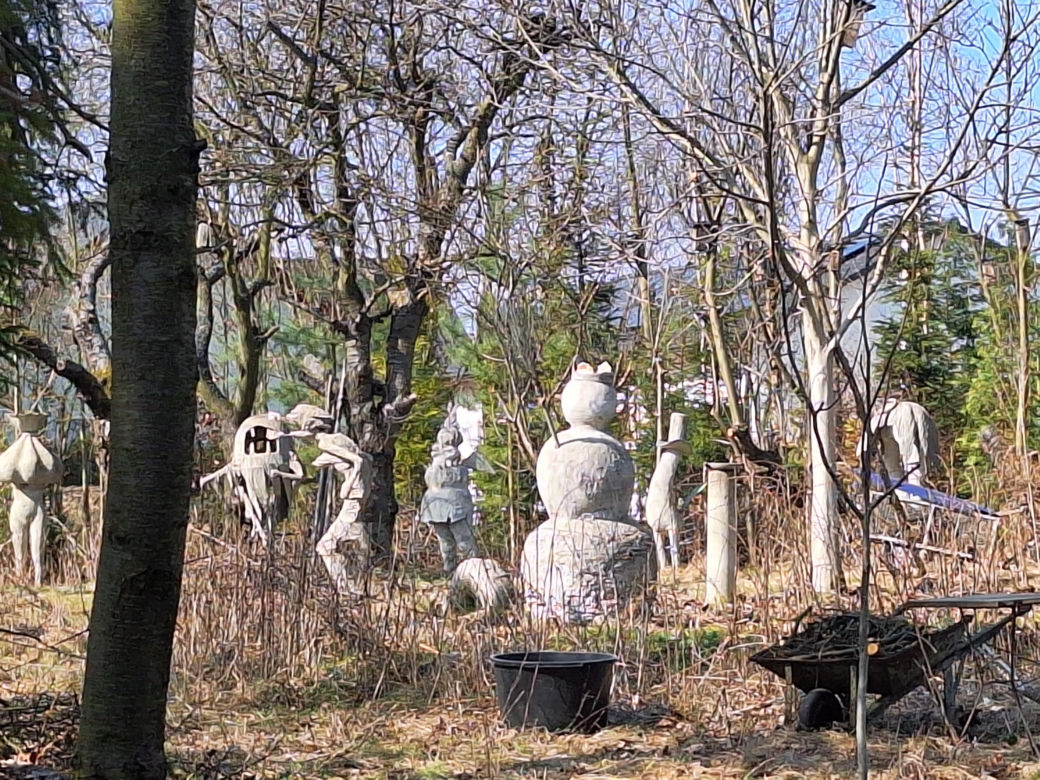 Surrealistyczne rzeźby zdobią ogród. Budzą niepokój i ciekawość