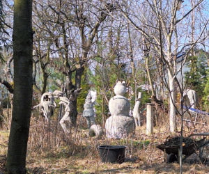 Surrealistyczne rzeźby zdobią ogród. Budzą niepokój i ciekawość