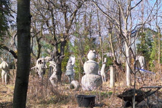 Surrealistyczne rzeźby zdobią ogród. Budzą niepokój i ciekawość