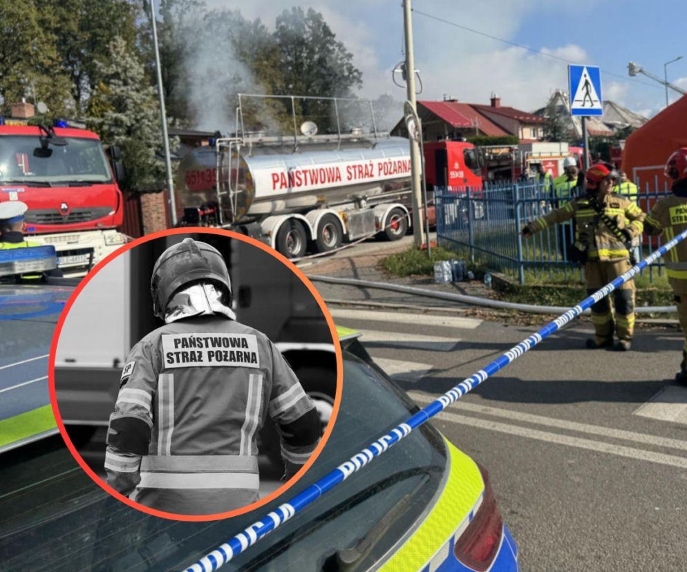 Wozy strażackie i policja na miejscu pożaru w Nisku. Obok czarno-biała miniatura strażaka. Czytaj na Eska Rzeszów.
