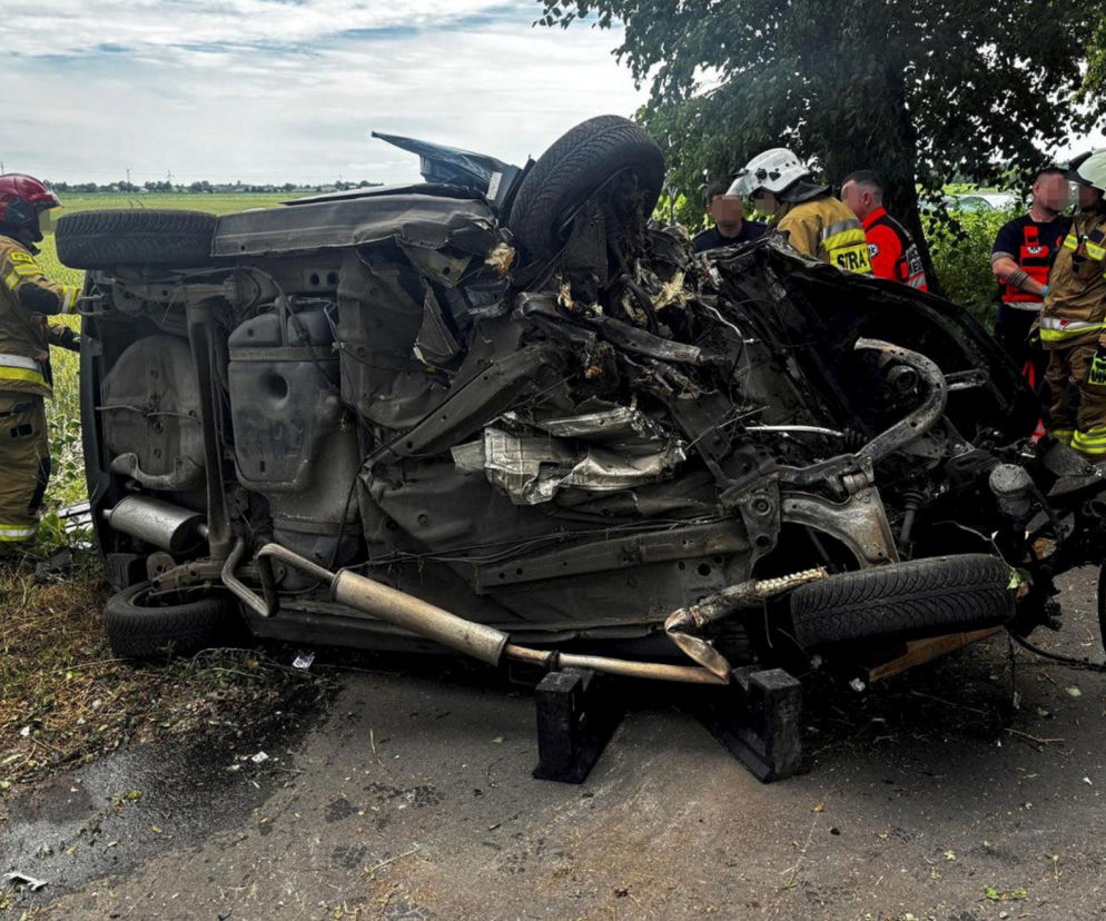 Osobówka uderzyła w drzewo. Zginęły 41-latka i 13-latka
