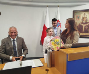 Podczas lipcowej sesji rady miasta władze Siedlec i radni złożyli oficjalne gratulacje 10-letniemu Kubie Lewczukowi – młodemu i bardzo utalentowanemu szachiście, tegorocznemu Mistrzowi Polski w szachach klasycznych, pochodzącemu z Siedlec.
