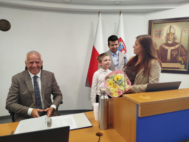 Podczas lipcowej sesji rady miasta władze Siedlec i radni złożyli oficjalne gratulacje 10-letniemu Kubie Lewczukowi – młodemu i bardzo utalentowanemu szachiście, tegorocznemu Mistrzowi Polski w szachach klasycznych, pochodzącemu z Siedlec.