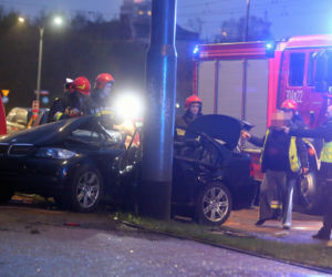 Kobieta w BMW rozbiła się na słupie