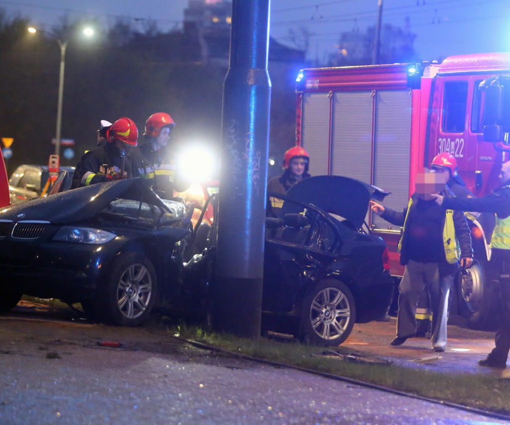 Kobieta w BMW rozbiła się na słupie