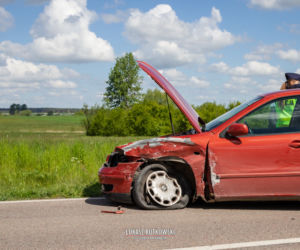 Knyszyn. Groźnie wyglądająca kolizja. Skoda Superb leżała na boku