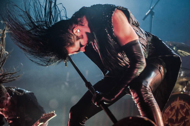 Skrupulatnie wyreżyserowany groteskowy spektakl okraszony nutą surrealizmu – Avatar zawładną Warszawą [RELACJA]