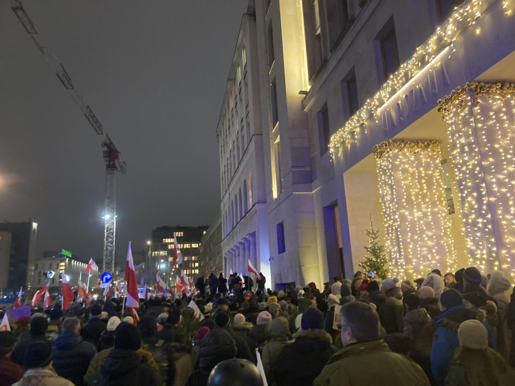 Przed siedzibą TVP odbył się protest. Uczestnicy skandowali "Wolne media!"