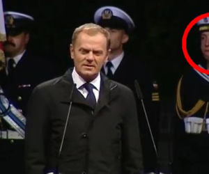Premier Tusk przemawia na Westerplatte, a żołnierz ZIEWA
