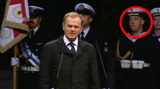 Premier Tusk przemawia na Westerplatte, a żołnierz ZIEWA