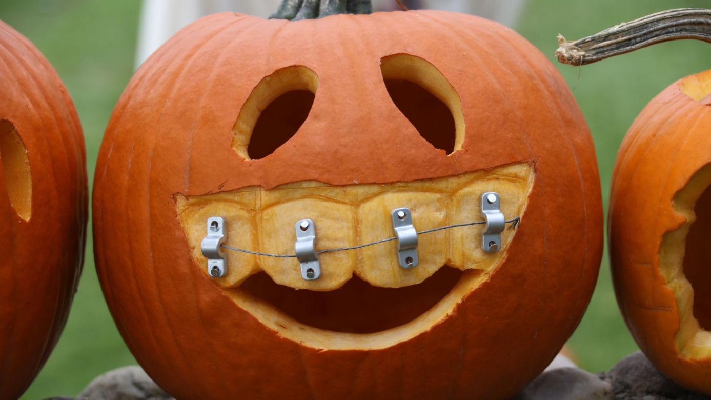 Dynia na Halloween. Jak zrobić krok po kroku? Straszne i śmieszne wzory [GALERIA]