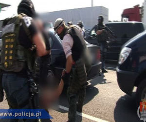 Policja rozbiła gang samochodowy z Wołomina. WIDOWISKOWA akcja na autostradzie A2
