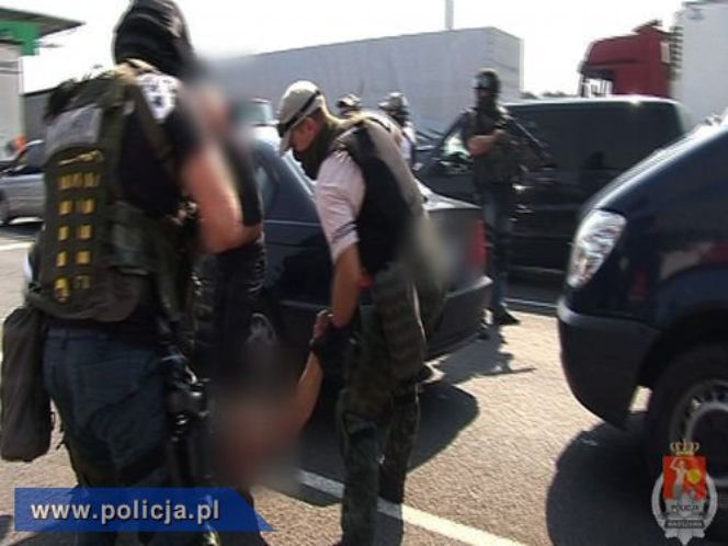 Policja rozbiła gang samochodowy z Wołomina. WIDOWISKOWA akcja na autostradzie A2