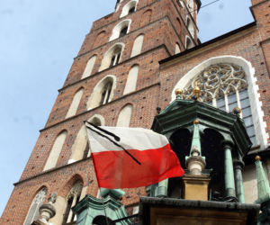 Morze łez, setki krakowian na ulicach. Tak żegnano ofiary katastrofy smoleńskiej 10 lat temu