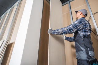 Ściany gipsowo-kartonowe w praktyce. Jak poprawnie wykonać ściany g-k i uniknąć typowych błędów?