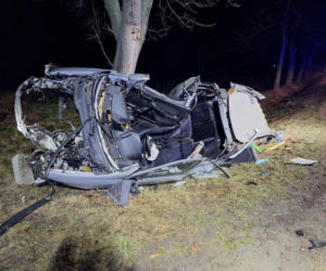 Silnik opla kilkadziesiąt metrów dalej! 22-latek nie żyje, pasażerów zabrały karetki. Siła uderzenia była ogromna