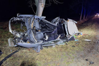 Silnik opla kilkadziesiąt metrów dalej! 22-latek nie żyje, pasażerów zabrały karetki. Siła uderzenia była ogromna