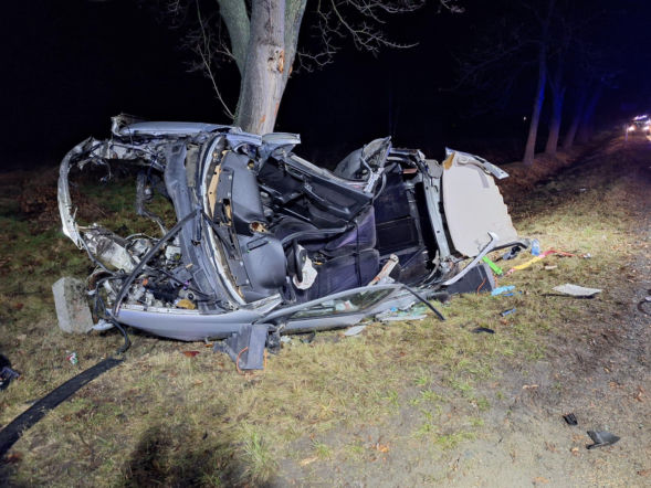 Silnik opla kilkadziesiąt metrów dalej! 22-latek nie żyje, pasażerów zabrały karetki. Siła uderzenia była ogromna