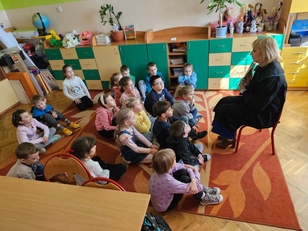 W szkołach czytają bajki o Misiu Adwokacie [GALERIA]
