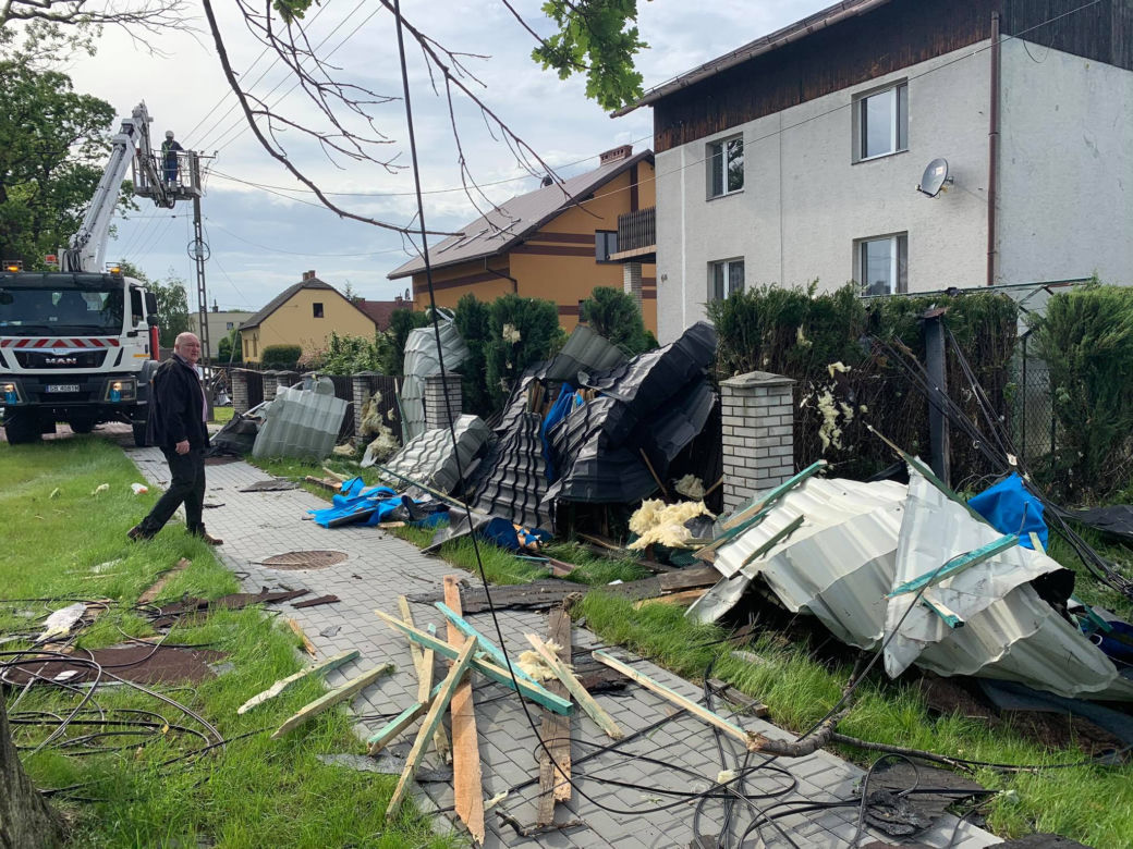 Śląskie: Trąba powietrzna zniszczyła ponad 20 domów. Ekspert wyjaśnia jak to możliwe [ZDJĘCIA, WIDEO]