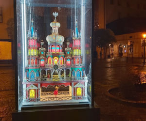 Na krakowskim Rynku pojawiły się już pierwsze świąteczne iluminacje