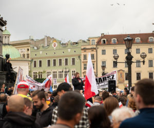 Kraków: Kilkaset osób na Rynku BEZ MASECZEK. Protestowali przeciw „plandemii” [ZDJĘCIA]