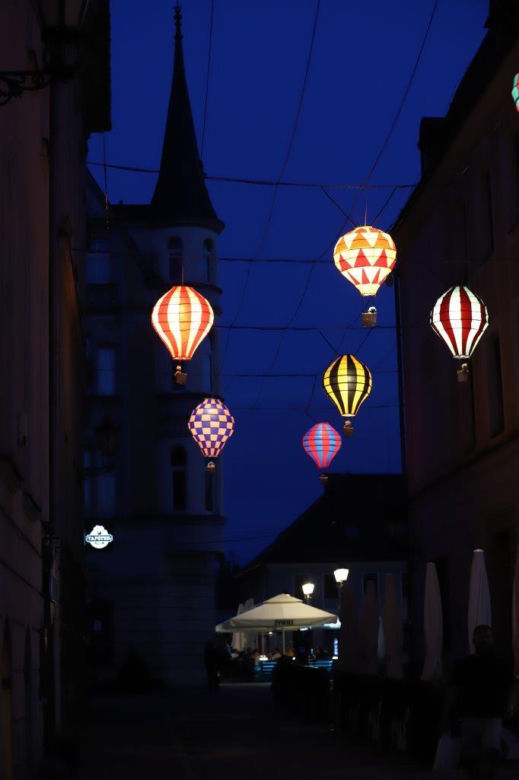 Kolorowe balony z podróżnikami w koszykach nową atrakcją w centrum Pszczyny