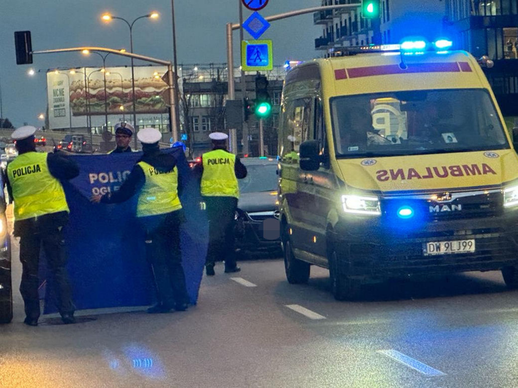 Warszawa. Śmiertelne potrącenie 15-latki na przejściu dla pieszych. Nastolatka, pomimo reanimacji, zmarła