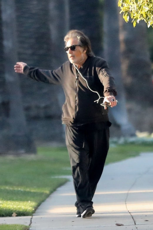 Al Pacino w formie. Tanecznym krokiem przechadza się po Beverly Hills