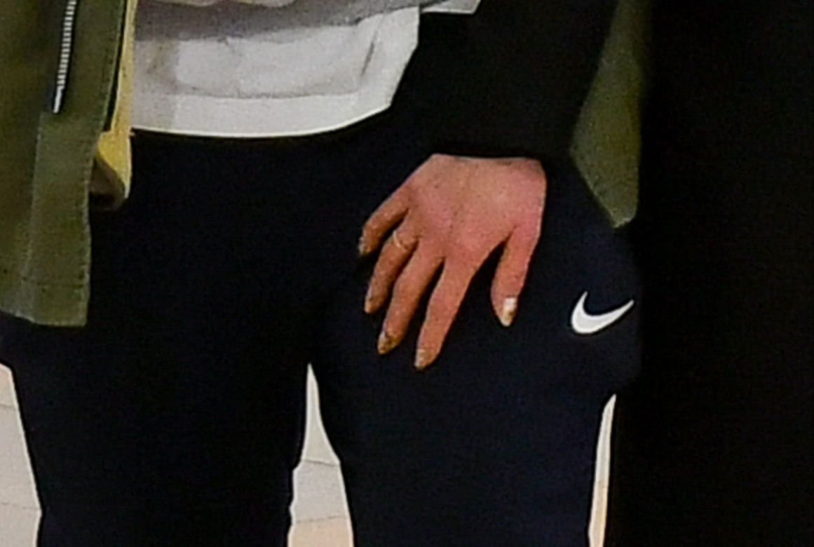 Sebastian Fabijański znudzony zakupami