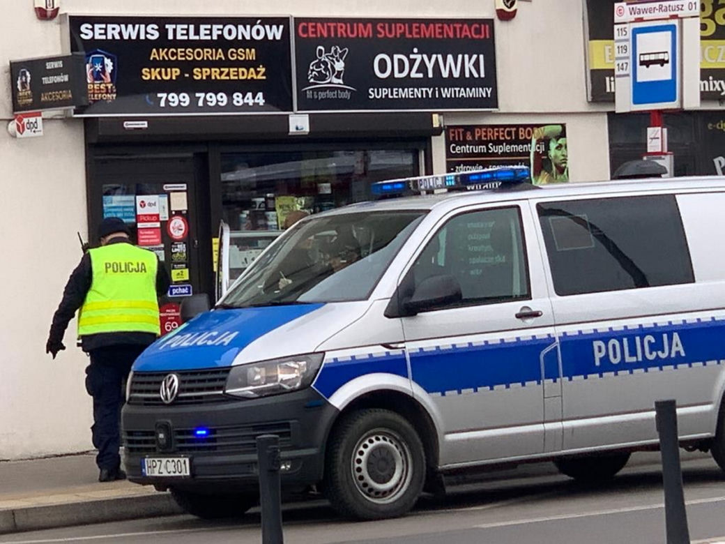 Brutalny atak w sklepie. Trójka mężczyzn skatowała sprzedawcę młotkiem 