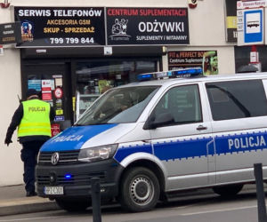 Brutalny atak w sklepie. Trójka mężczyzn skatowała sprzedawcę młotkiem 