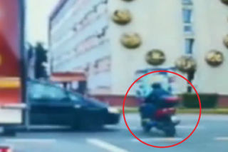 Skuterzysta wymusił pierwszeństwo i o mało nie zginął! NAGRANIE z wypadku mrozi krew w żyłach