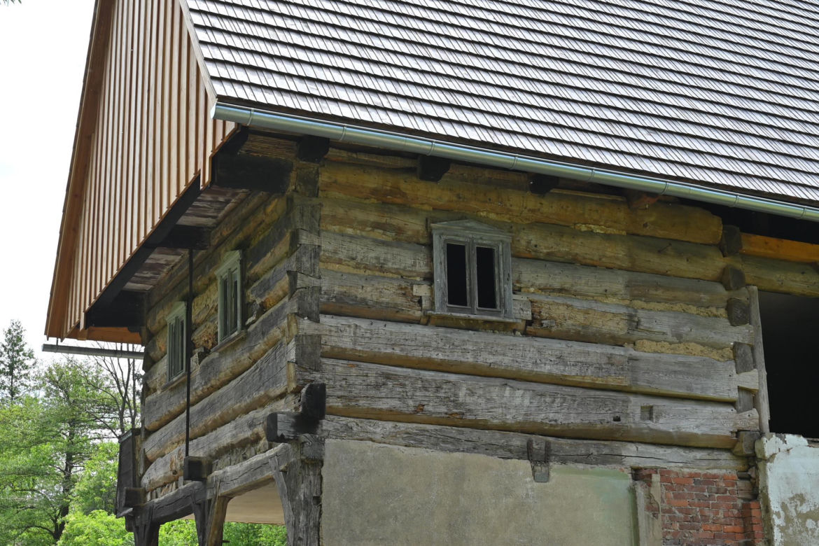 Zabytkowy dom kowala z kuźnią przechodzi remont - prace prowadzi Witold Podsiadło, spec nad spece w dziedzinie tradycyjnego budownictwa Dolnego Śląska.