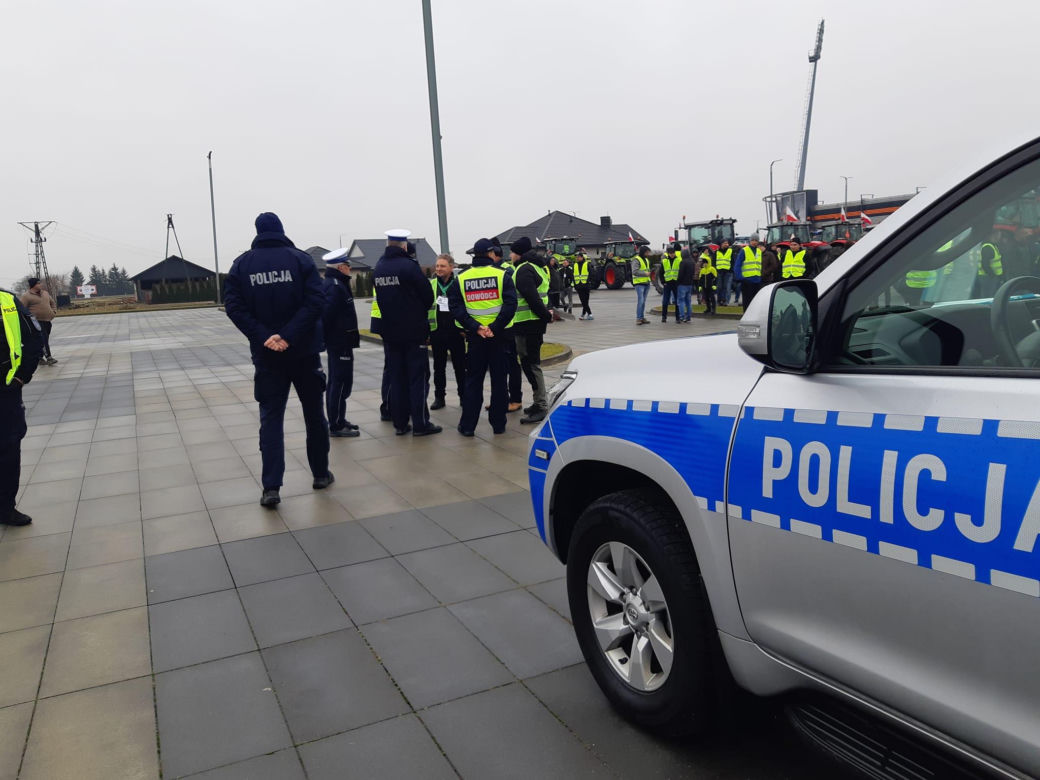 Strajk rolników w Tarnowie. Policja i rolnicy pod stadionem Bruk Betu Termaliki Nieciecza