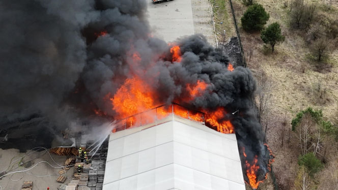 Potężny pożar w Czosnowie