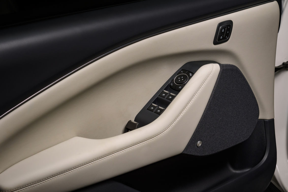 Ford Mustang Mach-E z pakietem Frost White