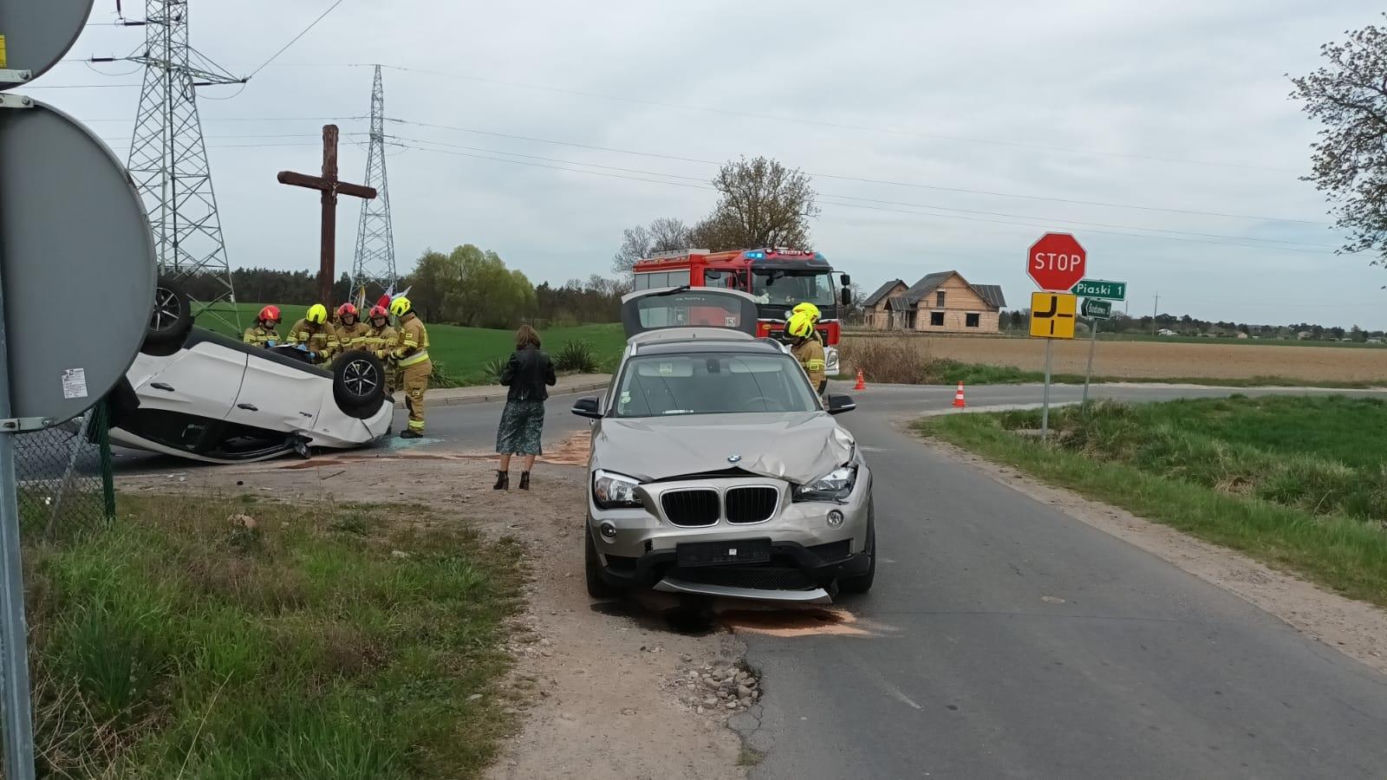Dwie osoby w szpitalu po zderzeniu dwóch aut. Jedno dachowało