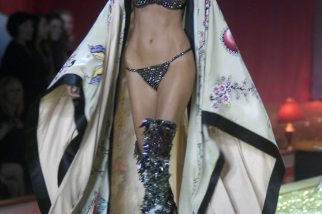 Anja Rubik na pokazie Victoria's Secret