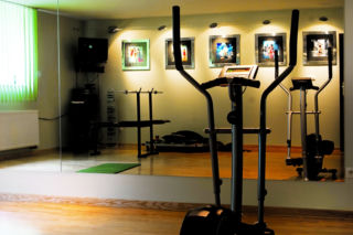 Siłownia w domu - sprzęt fitness oraz wskazówki dotyczące wykończenia domowej siłowni