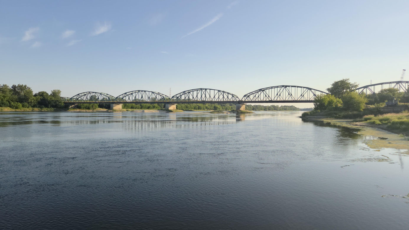 Bardzo niski stan Wisły w Fordonie w Bydgoszczy. Do rekordu brakuje kilkunastu centymetrów