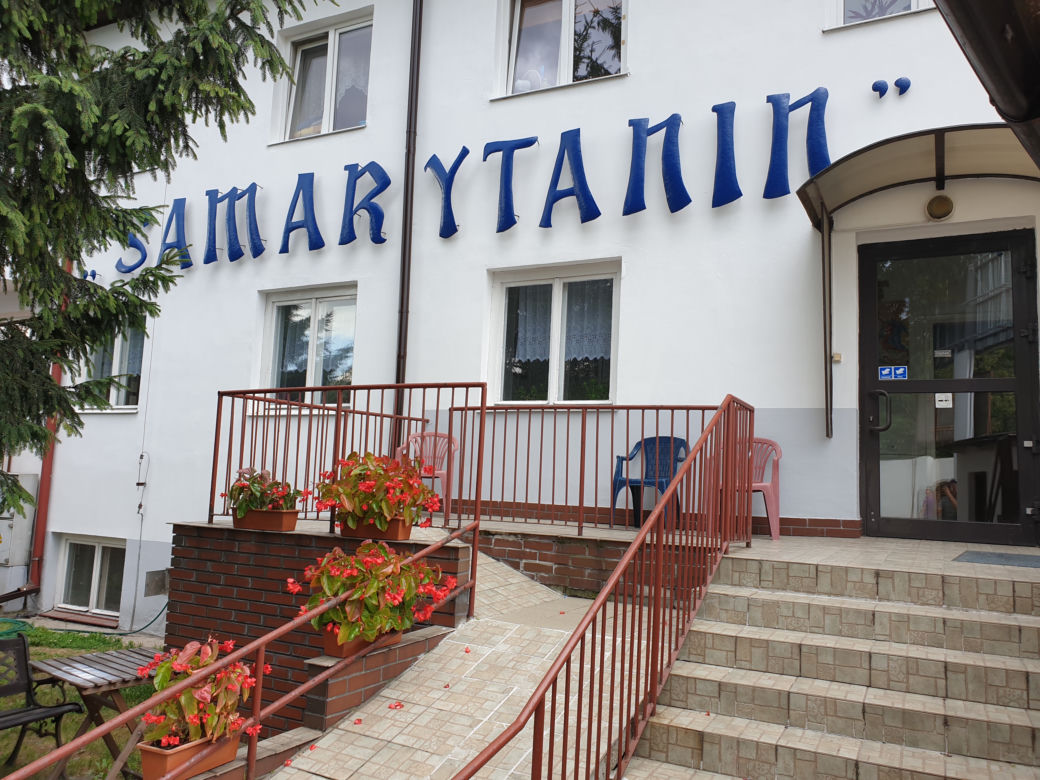 Ten ksiądz nie ma prawa udzielać Komunii