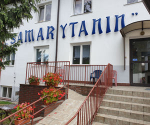 Ten ksiądz nie ma prawa udzielać Komunii