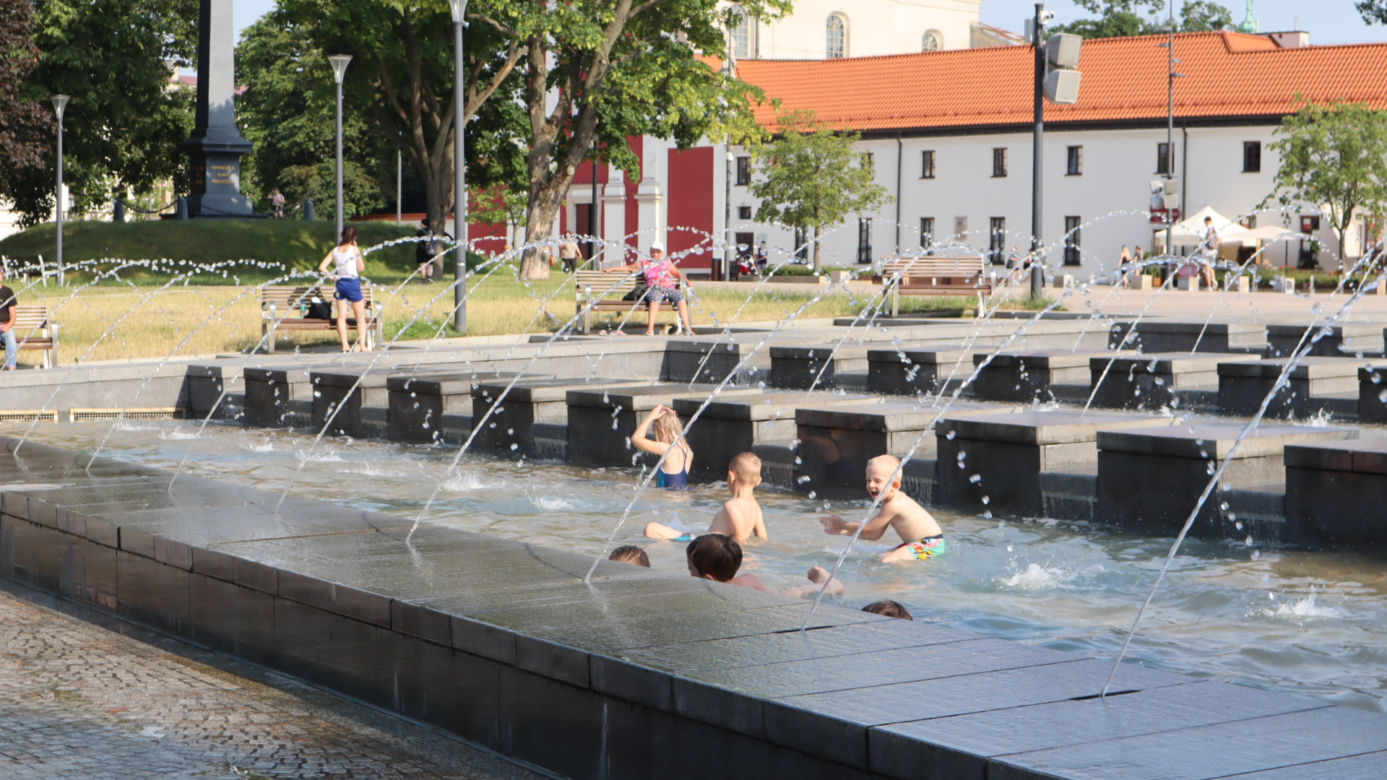 Kąpanie się w miejskiej fontannie w Lublinie 