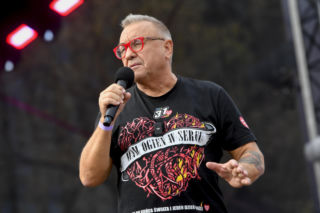 Jerzy Owsiak na przestrzeni lat. Tak zmieniał się jego charakterystyczny wizerunek