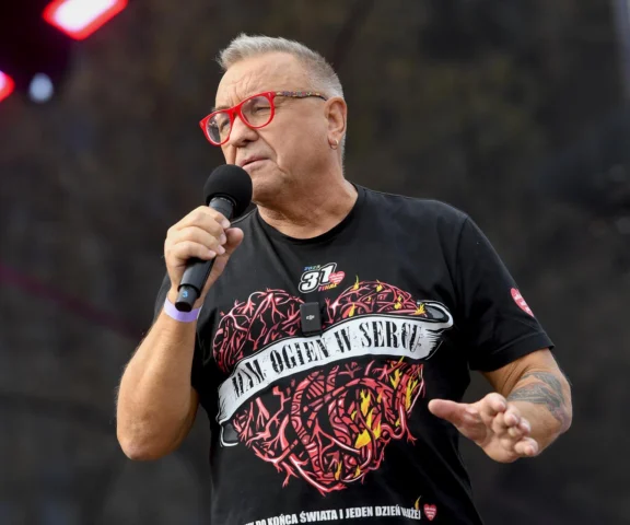 Jerzy Owsiak na przestrzeni lat. Tak zmieniał się jego charakterystyczny wizerunek