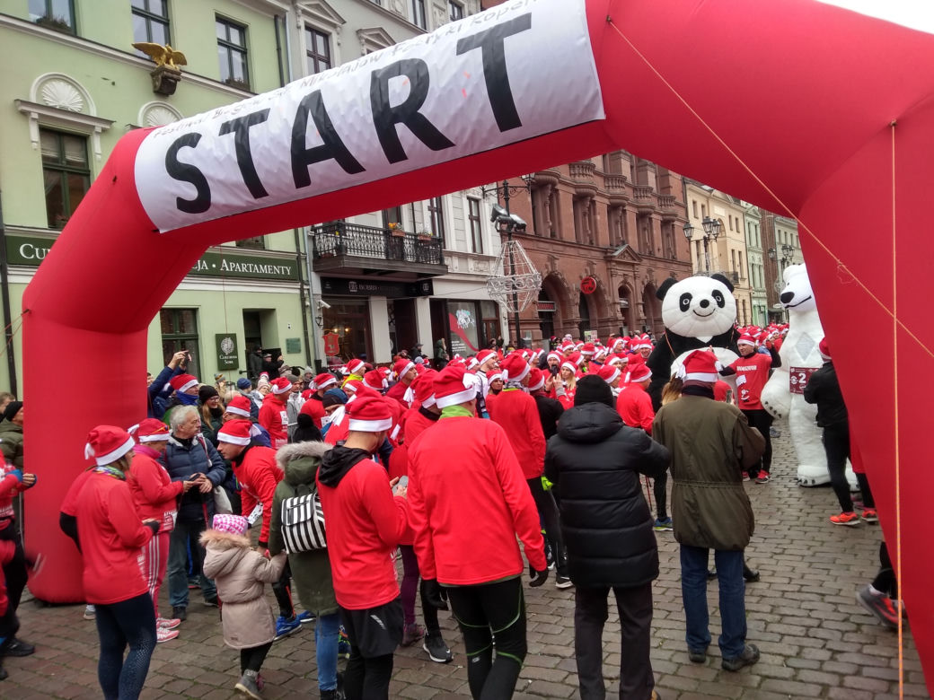 Piękny Festiwal Biegów Świętych Mikołajów Fabryki Cukierniczej Kopernik
