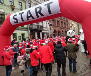 Piękny Festiwal Biegów Świętych Mikołajów Fabryki Cukierniczej Kopernik