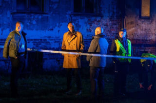 Pierwsza miłość: Mateusz prowadzi Emilkę do ukrytej jaskini. Emilka jest przerażona. Wie, że z tej pułapki już nie uda się jej wydostać