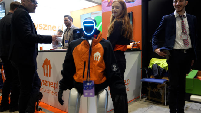 Pyszne.pl pokazuje pierwszą w Polsce w pełni autonomiczną dostawę z użyciem robota-kuriera
